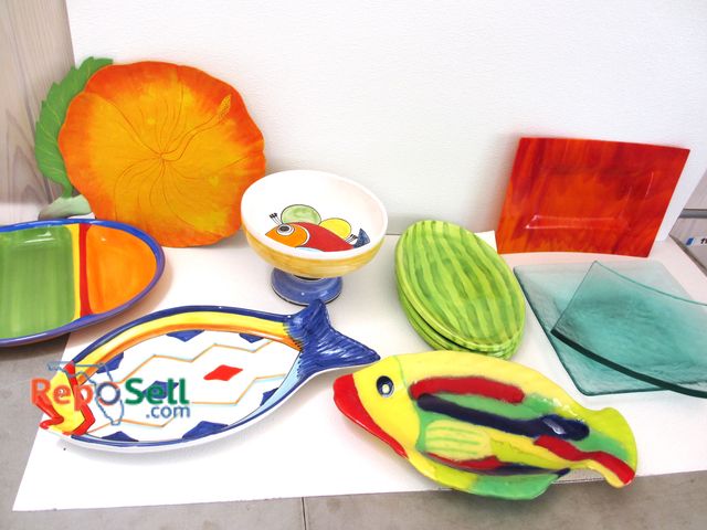 Lot 31-1333 - Misc Kitchenware: (2) Tempered Glass Plates, (2) Fish Trays (Glass, Ceramic, 1 Made in Italy), Servi...