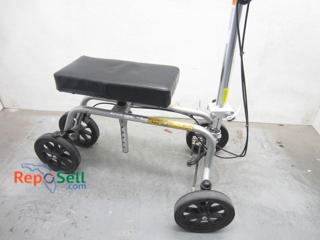 Lot 31-9204 - Knee walker, height adjustable