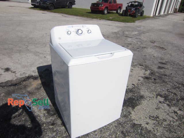 Lot 31-5280 - GE Washing Machine: #GTW335ASN1WW, 27" x 43"T x 26" D - Powers On/Spins