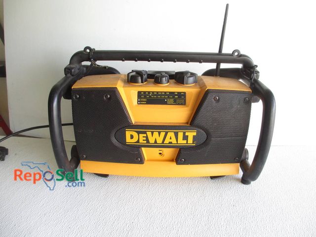 Lot 31-8570 - DeWALT 1-Hour NiCd Battery Charger/Jobsite Radio (7.2â€“18V), Model DC020 - Powers On