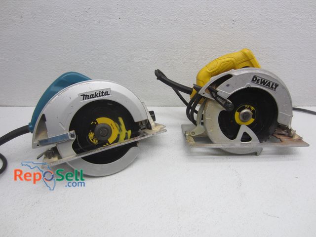 Lot 31-4065 - (2)  7 1/4 Circular Saws: Makita &amp; DeWalt - Both Power On