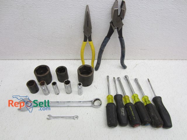 Lot 31-6127 - Lot of Hand Tools; Screwdrivers, Pliers, Etc.