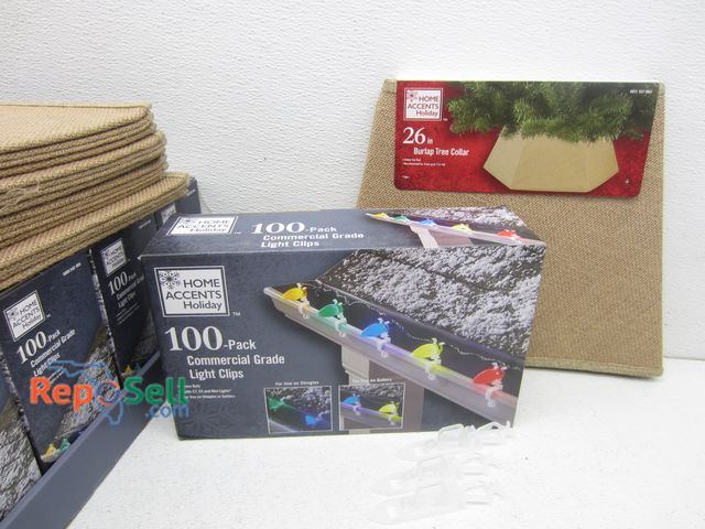 Lot 31-5559 - (5) Burlap Tree Collars 26" &amp; (600) Light Clips - CLIPS ONLY