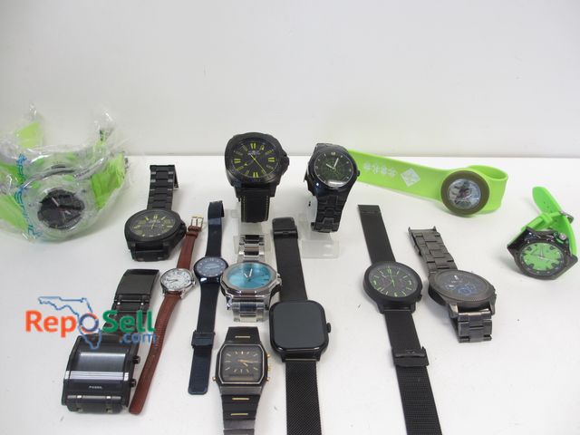 Lot 31-1040 - (15) Watches, Many are Running: Invicta, Relic, Fossil, Timex, etc.