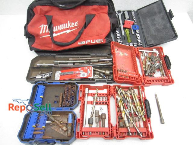 Lot 31-1124 - Lot of Milwaukee bits and drivers and tool bag