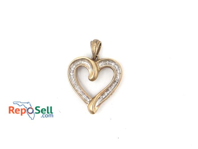 Lot 31-9006 - 10K yellow gold diamond heart pendant - 2.57g total.