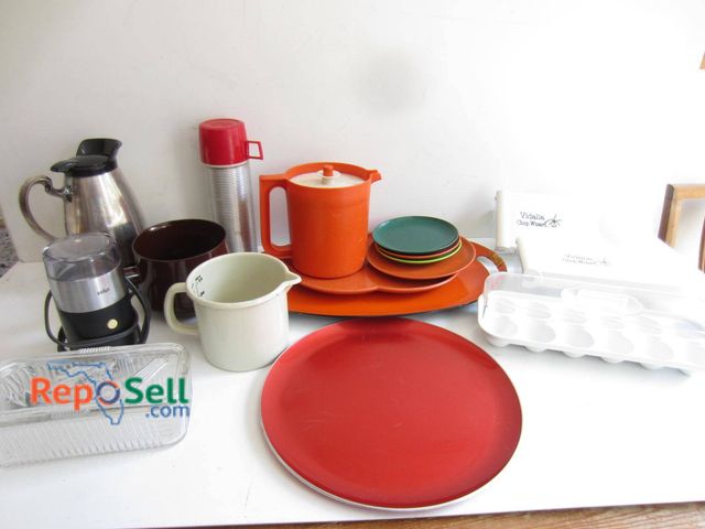 Lot 31-9164 - A variety of kitchen and tableware items, including a stainless steel carafe, Braun electric coffee ...