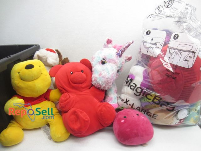 Lot 31-7093 - Large Lot Of Stuffed Animals with Tote