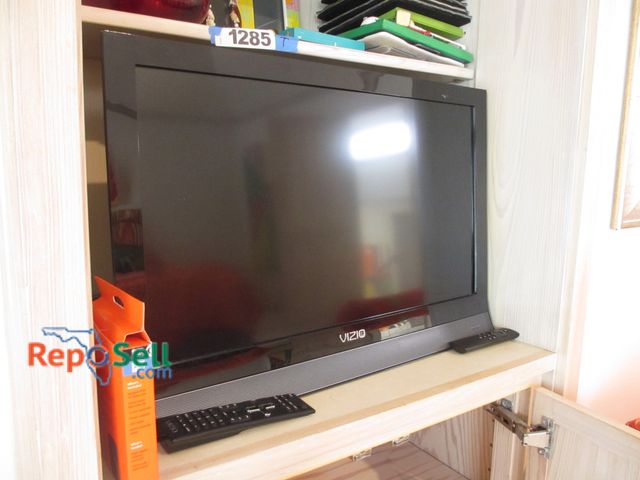 Lot 31-1286 - 26" Vizio TV on Stand w/Fire Stick &amp; 2 Remotes - Powers On