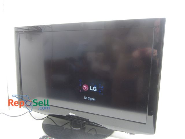 Lot 31-8317 - 37" LG TV w/Remote #37LH20 - Powers On
