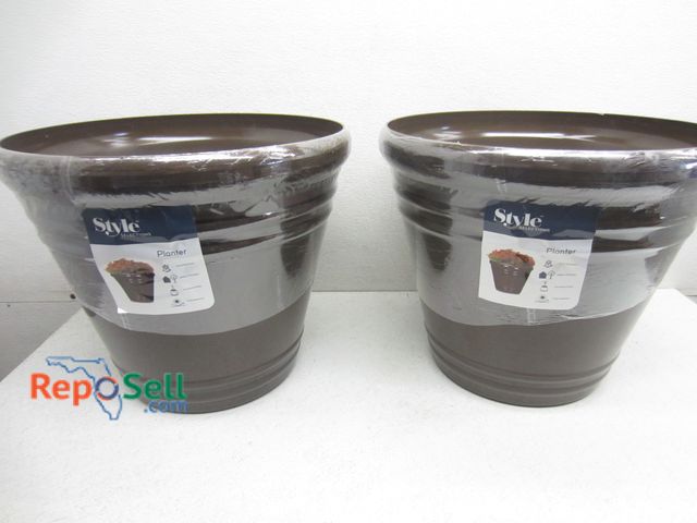 Lot 31-9106 - Two plastic planter pots 16.5"x16.5"x14.5" - shelf pulls
