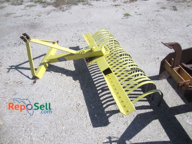 Lot 31-1014 - 60.5"W tractor rake, 3-point hitch for landscape