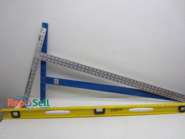 Lot 31-4045 - (2) Drywall Squares &amp; (1) 4' Level