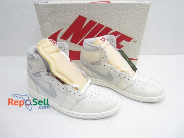 Lot 31-5296 - Nike Air Jordan University Red Sail 11M New Shoes with Box