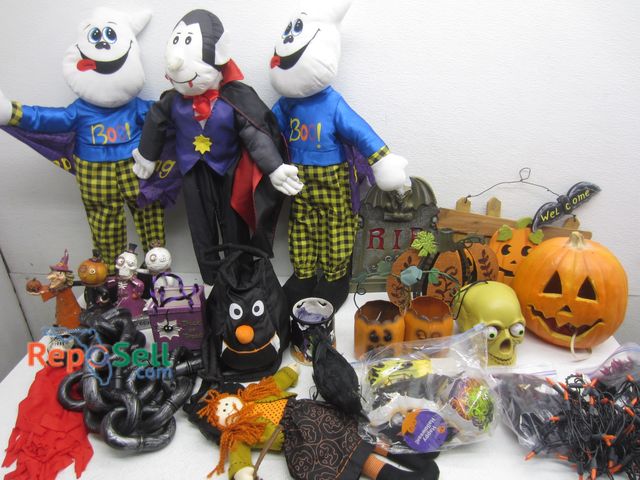 Lot 31-5490 - Halloween Decor: Ghosts, Pumpkins, Cats, etc.