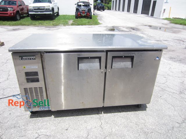 Lot 31-3454 - Everest Fridge/Freezer #ETRF2, Powers On/Cools/Freezes, 59 1/2x31 1/2x34