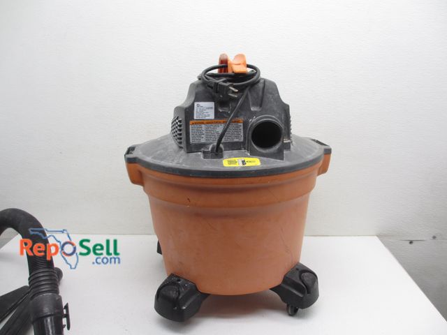 Lot 31-8054 - Rigid 4 Gallon Shop Wet/Dry Vac With Hose And And Acces - Power On