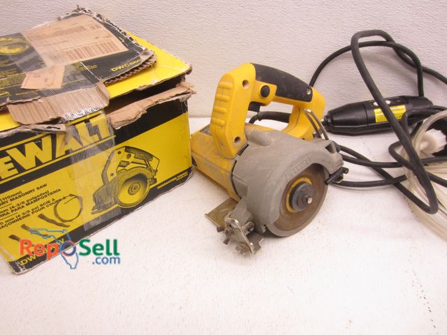 Lot 31-3361 - DeWalt Wet/Dry Masonry Saw DWC860W - Power On