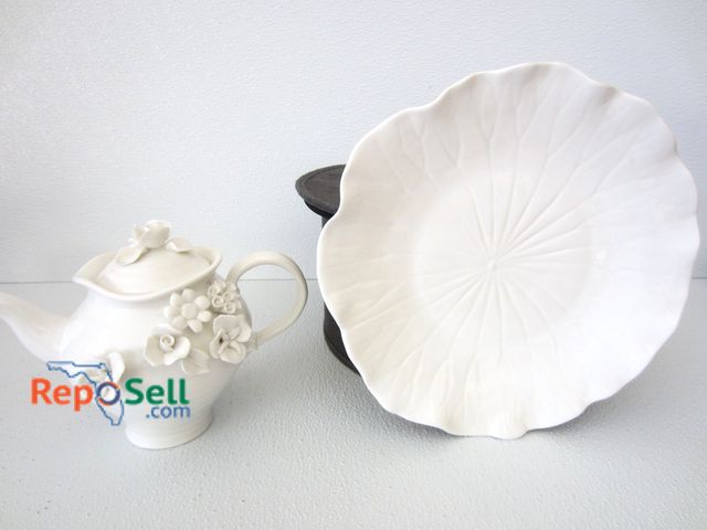 Lot 31-3022 - (12) Ivory Dinner Plates "Lotis by Poppy Trail" and Grace's Teapot in Storage Cases