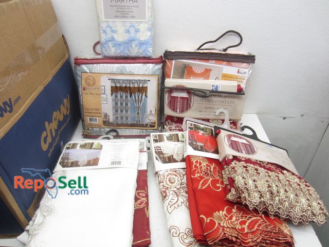 Lot 31-7136 - (18) Home Decor  Items: Various Colors/Styles - Table Cloths, Curtains, Window Panels, etc. - All Ap...