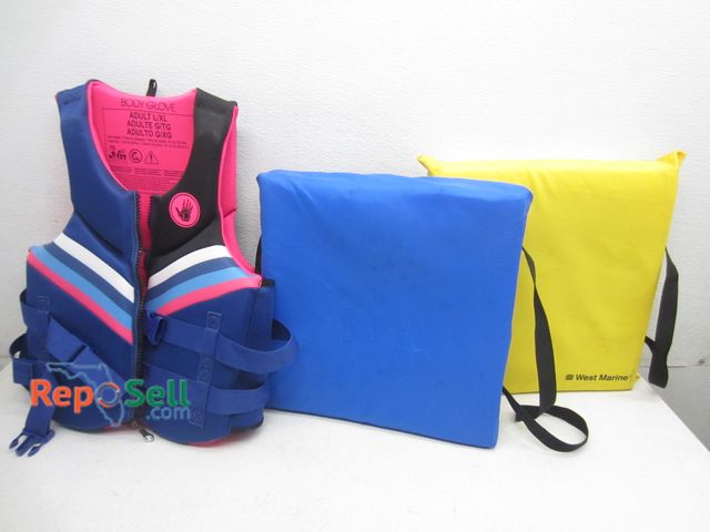Lot 31-6335 - Body Glove LifeJacket L/XL And (2) Throwable Floats