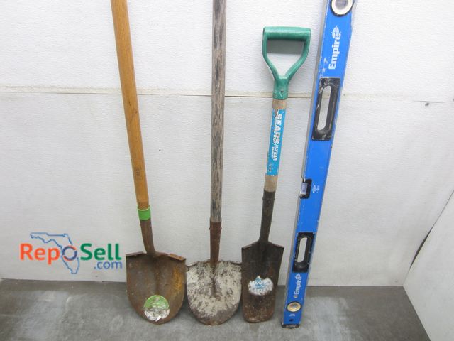 Lot 31-5566 - (3) Shovels, (1) Level