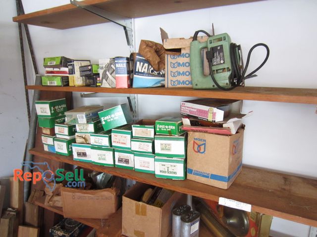 Lot 31-2060 - Contents of shelf: Hardware