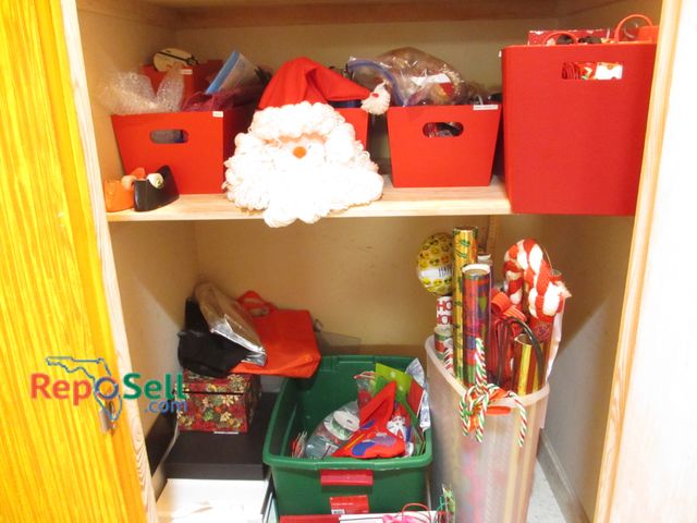 Lot 31-1392 - Large Lot Of Christmas Decor, Bags, Totes etc