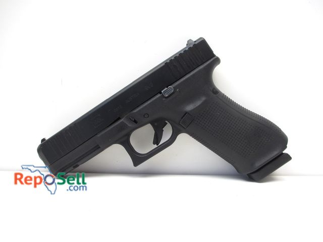 Lot 31-5049 - Glock 17 Gen 5 9mm Pistol with (3) 17 Rnd Mags, Case, Serial BXFG4xx