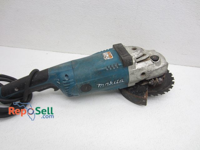 Lot 31-3583 - Makita Heavy Duty 7" Angle Grinder Powers On
