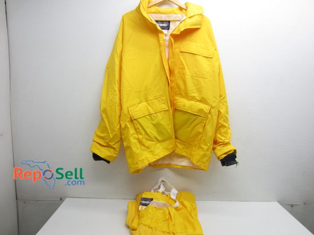 Lot 31-8570 - West Marine Nautical Gear - Top/Bottom XL