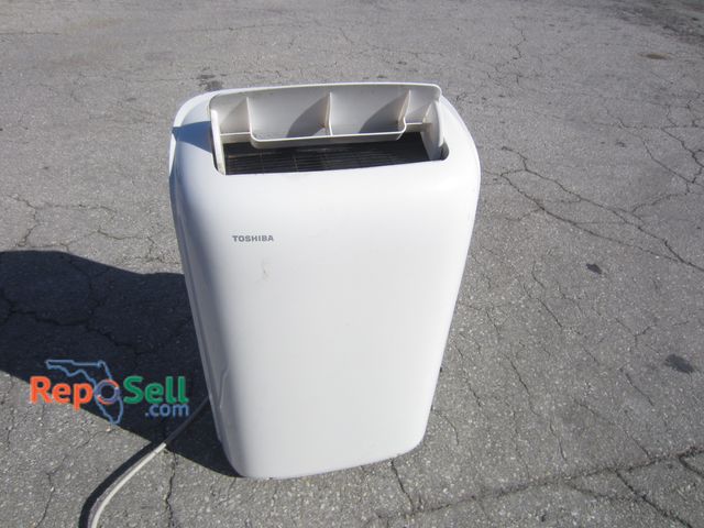 Lot 31-7570 - 115V Toshiba Mobile AC, 28"H - Powers On/Blows/Cools