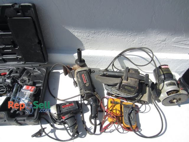 Lot 31-2074 - Lot of Power Tools: Fluke Multimeters, Sander, Drill, etc