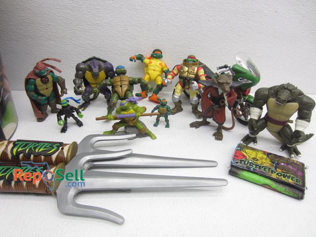 Lot 31-7239 - Lot of Ninja Turtle Toys w/2-Ninja Turtle Storage Buckets