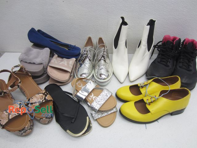 Lot 31-1168 - Womens Shoes: Timberland, Julia Bo, Liliana, etc. All around size 9.