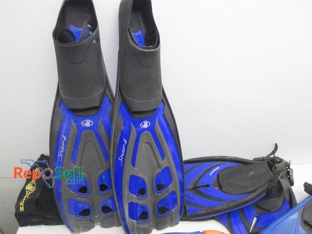 Lot 31-2172 - Snorkeling Lot: Fins Size M, L/XL, (2) Snorkels And Mask
