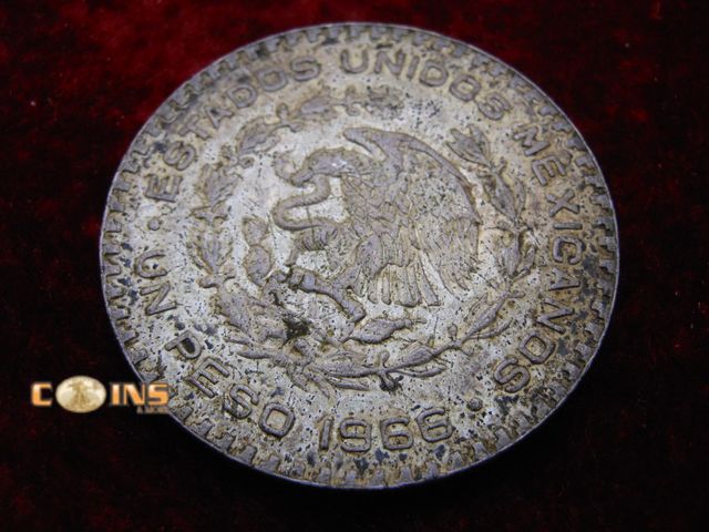 Lot 36-486574 - 1966 Silver Mexican UN Peso.