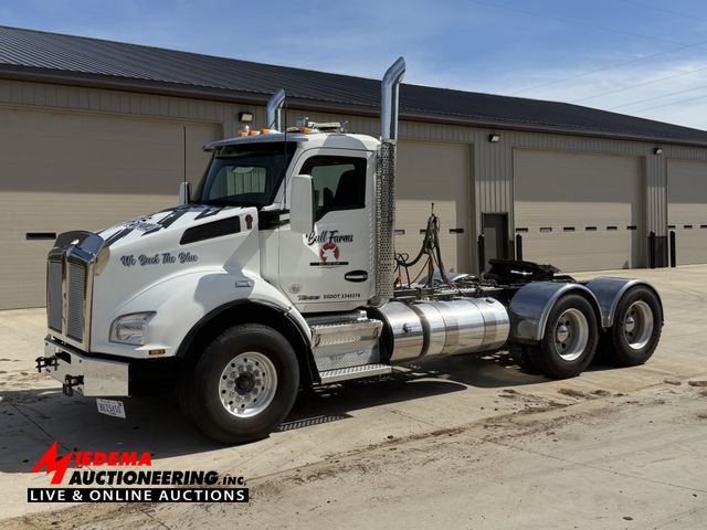 Lot 4-35 - 2015 Kenworth T880 Semi Truck