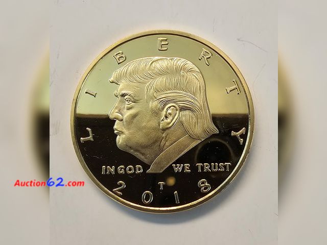 Lot 44-8309z - 2018 GOLD PLATED DONALD TRUMP ROUND. HAS PRESIDENTIAL SEAL ON THE REVERSE-T