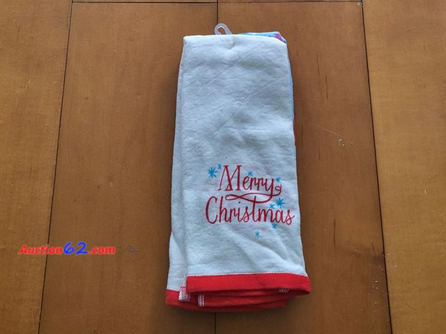 Lot 44-3053g - 2 Pack - Christmas Towels - New - See Pictures Appears New, A basic inspection has been given to this item. Sold AS-IS.