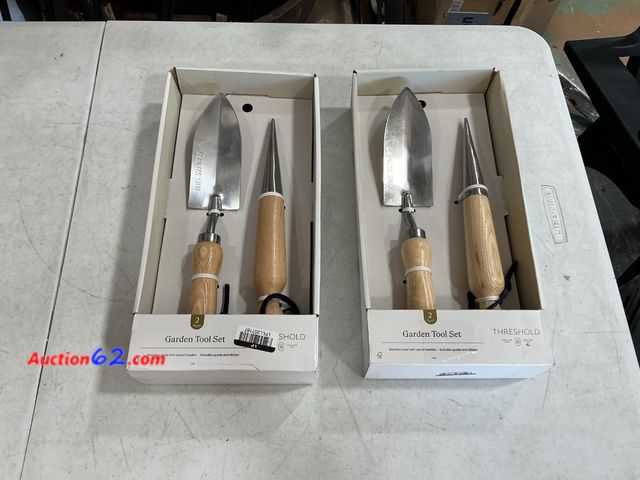 Lot 44-1108m - Planting Garden Tool Set - Threshold™ See All Photo's Not Tested Appears New, A basic inspection has been given to this item. Sold AS-IS.