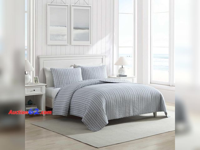 Lot 44-5520t - Nautica - Quilt Set, Soft Bedding with Matching Shams, Rounded Corner, Reversible Design (Coleridge Blue, Full/Queen) Appears New, A basic i...