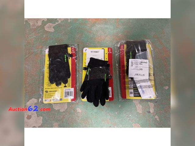 Lot 44-822 - Head Kids' Touchscreen Gloves, M 6-10, Black Not Tested E-Commerce Return, A basic inspection has been given to this item. Sold AS-IS.