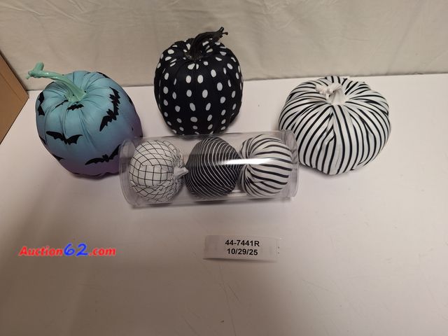 Lot 44-7441r - Pumpkins, 6 count, 3 large and 3 small  Appears New, A basic inspection has been given to this item. Sold AS-IS.