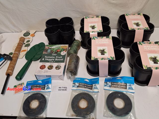 Lot 44-7192j - Lot of miscellaneous garden items  E-Commerce Return, A basic inspection has been given to this item. Sold AS-IS.