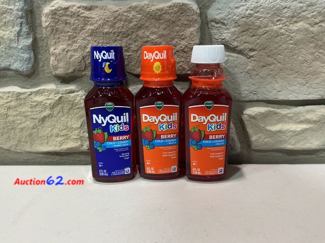 Lot 44-1512b - Vicks® DayQuil &amp; NyQuil Kids Cold &amp; Cough Syrup Bundle, Berry, 8 Fl. Oz See All Photo's Not Tested E-Commerce Return, A basic inspec...