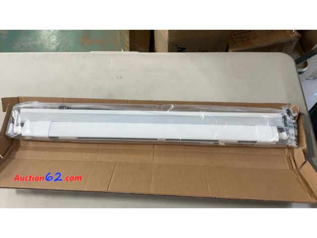 Lot 44-1796w - white comb blinds, unknown length  Appears New, A basic inspection has been given to this item. Sold AS-IS. See All Photo's Not Tested