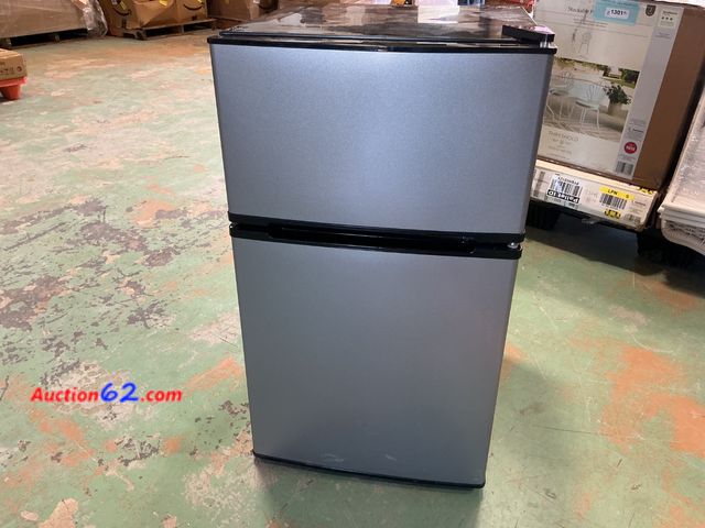 Lot 44-1308m - Mainstays DG40BY1A Compact Refrigerator Freezer Silver E-Commerce Return, A basic inspection has been given to this item. Sold AS-IS. See Al...