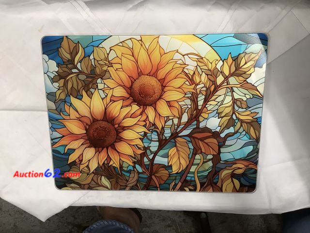 Lot 44-6073e - Sunflower Tempered Glass Cutting Board. Appears New, A basic inspection has been given to this item. Sold AS-IS. See All Photo's Not Tested
