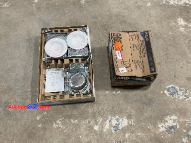Lot 44-4067p - lot of (2) recessed lights/ frames, multiple brands Appears New, A basic inspection has been given to this item. Sold AS-IS.